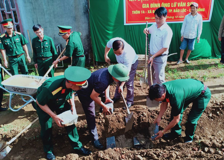 Hỗ trợ 100 triệu đồng xây nhà tặng cựu thanh niên xung phong