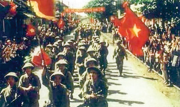 Đại quân tiến vào tiếp quản Thủ đô. Ảnh tư liệu