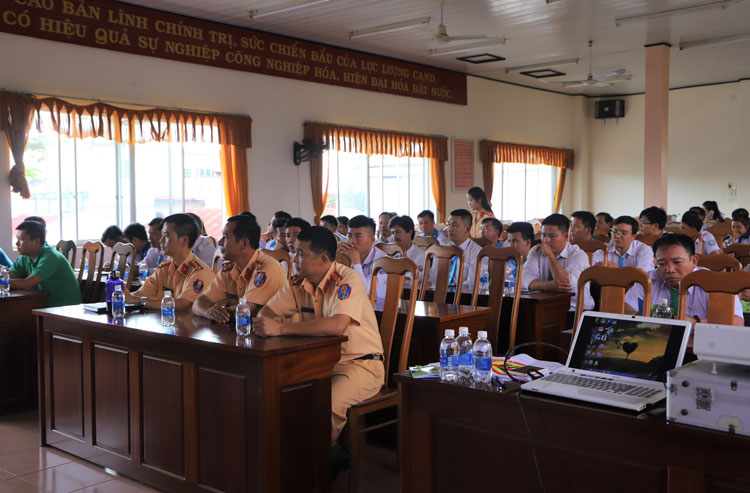 Bảo Lộc: Tuyên truyền, phổ biến kiến thức pháp luật về ATGT cho gần 120 tài xế taxi