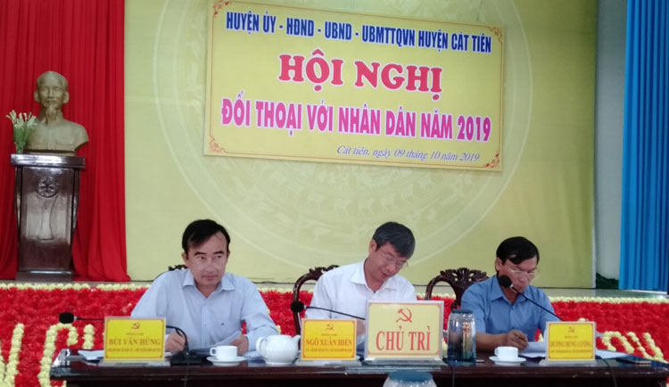 Lãnh đạo huyện Cát Tiên đối thoại với người dân