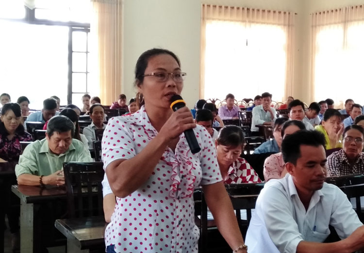 Người dân trao đổi, đối thoại với lãnh đạo huyện