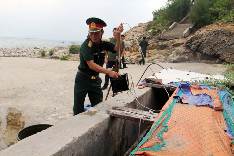 Tuy là đảo nhỏ nhưng Sơn Dương là hòn đảo đẹp, hoang sơ, có hệ thống hang động và dốc đá tai mèo. Ngoài tập luyện hằng ngày, lính đảo còn tranh thủ trồng, chăm sóc rau xanh và nuôi lợn với phương châm “thực túc binh cường”. Khó khăn nhất hiện nay là trên đảo không có điện, lính đảo chỉ sử dụng hạn chế năng lượng từ máy nổ. Mặt khác, nguồn nước ngọt cũng không dư dả, chỉ một chiếc giếng tự đào, với 150 m3 nước, độ ngọt khoảng 80%. Năm 2018, cấp trên hỗ trợ xây thêm 3 bể chứa nước ngọt với tổng dung tích 450 m3 (ảnh 4). 