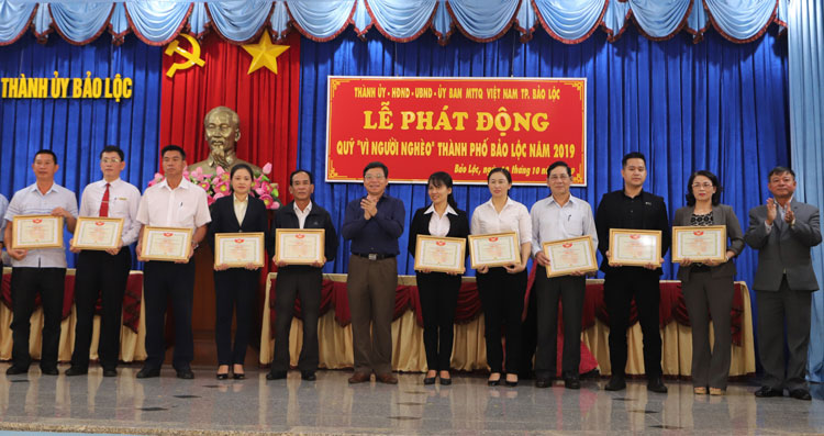 Ông Nguyễn Văn Triệu - Bí thư Thành ủy Bảo Lộc trao Giấy tri ân cho các tập thể, cá nhân đóng góp cho “Quỹ vì người nghèo”
