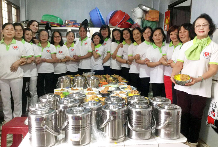 Bữa ăn từ thiện Ái Tâm