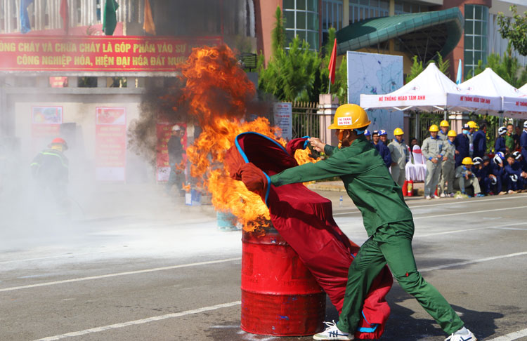 Sôi nổi phần thi đội hình phối hợp chữa cháy, cứu hộ