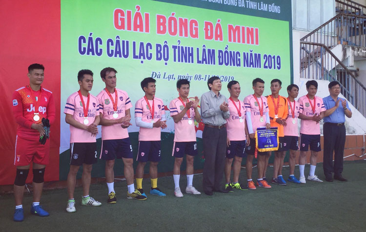 CLB Milano Trại Mát về nhì giải