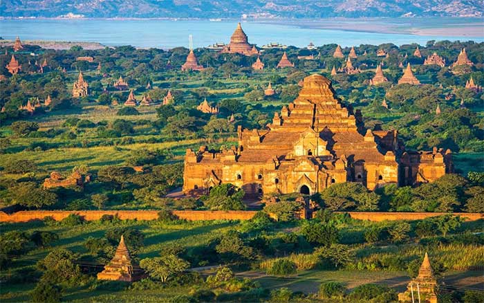 Nơi đây được mệnh danh là thành phố đền tháp. Nó bao gồm 2.000 ngôi đền nằm rải rác trên một diện tích rộng 41 km2. Vào thế kỷ thứ IX, Quốc vương Anawratha đã kiến tạo nơi đây thành trung tâm của cả nước.