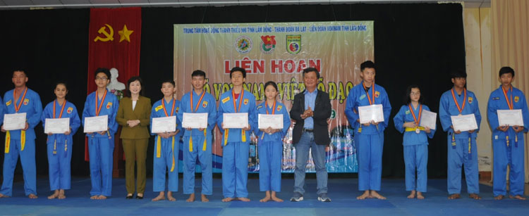 Trao Huy chương và giấy chứng nhận cho các vận động viên