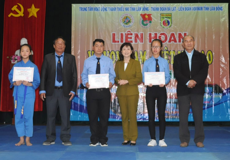 Trao Huy chương và giấy chứng nhận cho các vận động viên