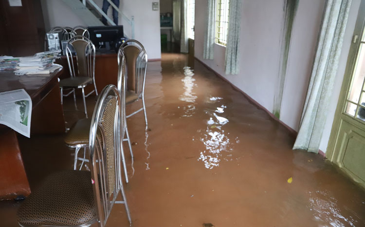 Nước tràn vào nhà dân trên đường Nguyễn Công Trứ