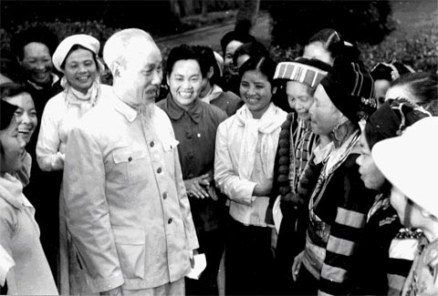 Chủ tịch Hồ Chí Minh thăm bà con nông dân các dân tộc tỉnh Tuyên Quang. Ảnh tư liệu
