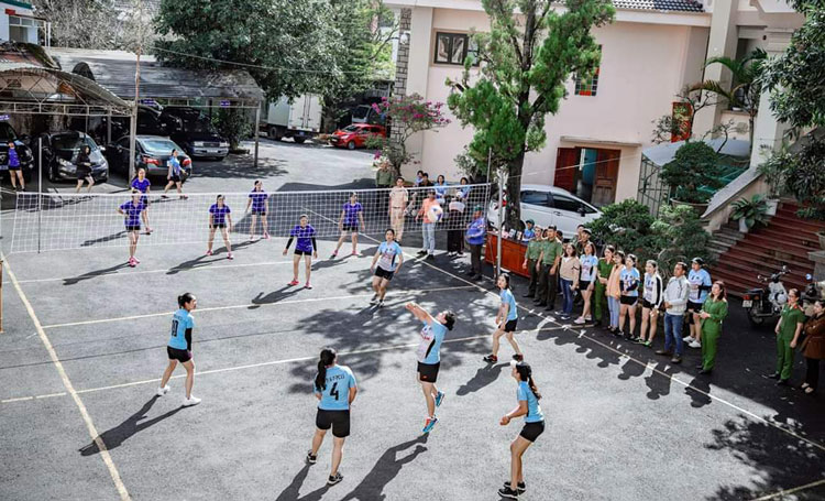 Các vận động viên nữ cán bộ chiến sĩ Công an đang tranh tài sôi nổi