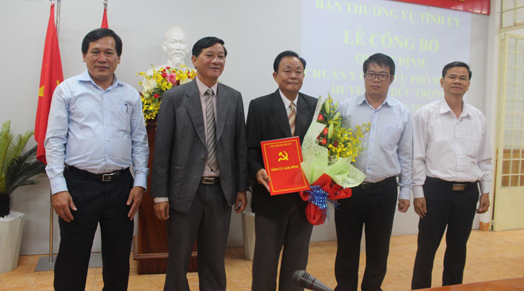 Trao quyết định chuẩn y Phó Bí thư Thường trực Huyện uỷ Đức Trọng nhiệm kỳ 2015-2020