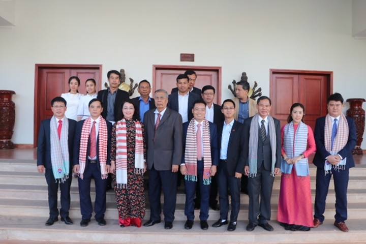 Đoàn đại biểu Bộ Thông tin - Truyền thông Việt Nam và Bộ Thông tin Campuchia chụp ảnh lưu niệm.