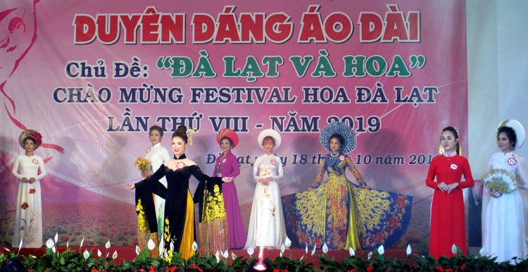 Các thí sinh trình diễn áo dài theo chủ đề Đà Lạt và Hoa