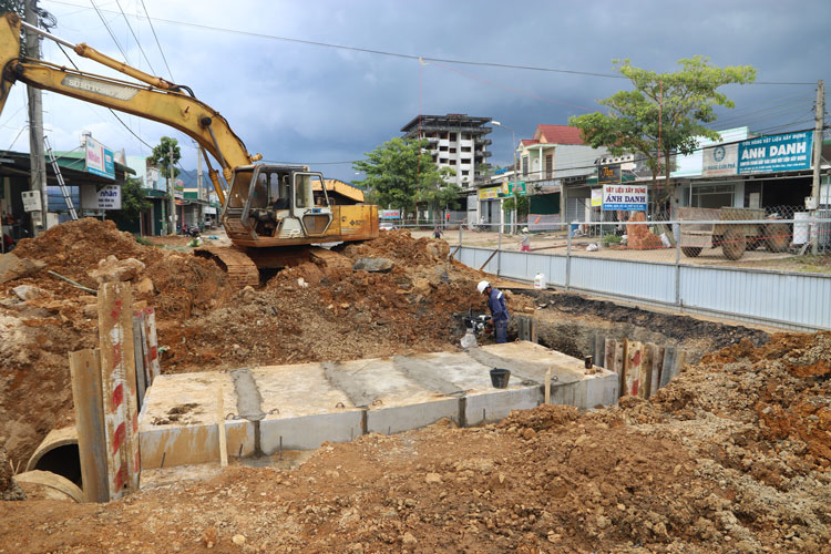 Thi công cống chống ngập trên Quốc lộ 20