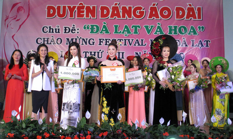 Đà Lạt khen thưởng 34 tập thể và 34 cá nhân xuất sắc trong Hội thi "Duyên dáng áo dài TP Hoa" 2019