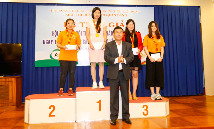 Đại diện lãnh đạo các Ban xây dựng Đảng trao giải cho các vận động viên ở các bộ môn