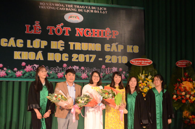 Trao bằng tốt nghiệp các lớp trung cấp khóa học 2017 - 2019