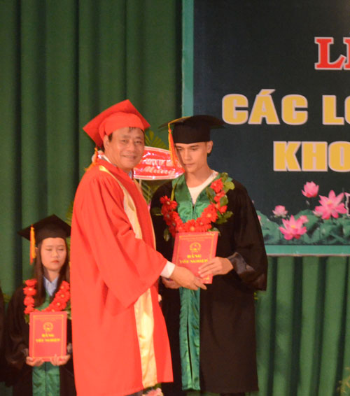 Trao bằng tốt nghiệp cho học sinh trung cấp khóa 8