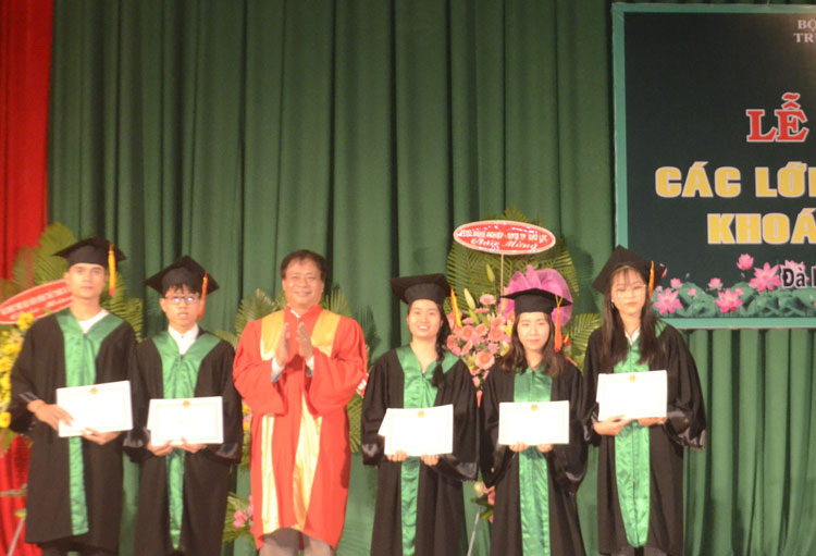 Hiệu trưởng Trường Cao đẳng Du lịch Đà Lạt tặng giấy khen cho các học sinh có thành tích xuất sắc toàn khóa học