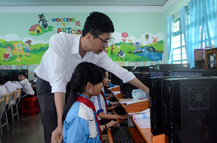 Thầy giáo trẻ &quot;truyền lửa&quot; đam mê Tin học