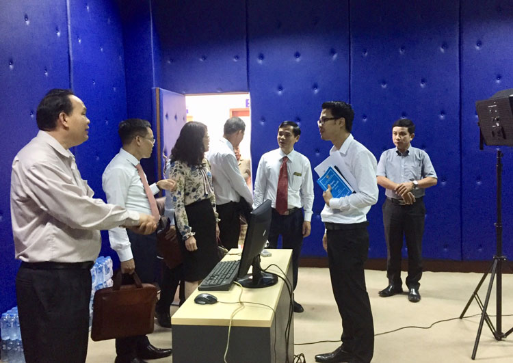 Tham quan phòng dựng của Báo điện tử Vientiane Times, Lào