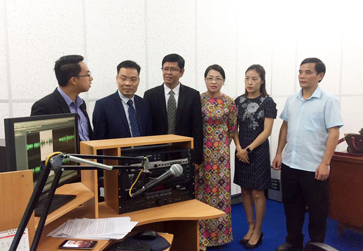 Thăm và làm việc tại Đài phát thanh Quốc gia Campuchia