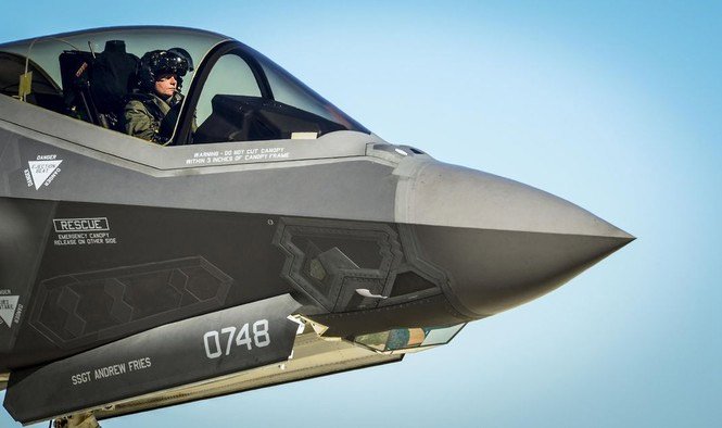 Phi công trên F-35