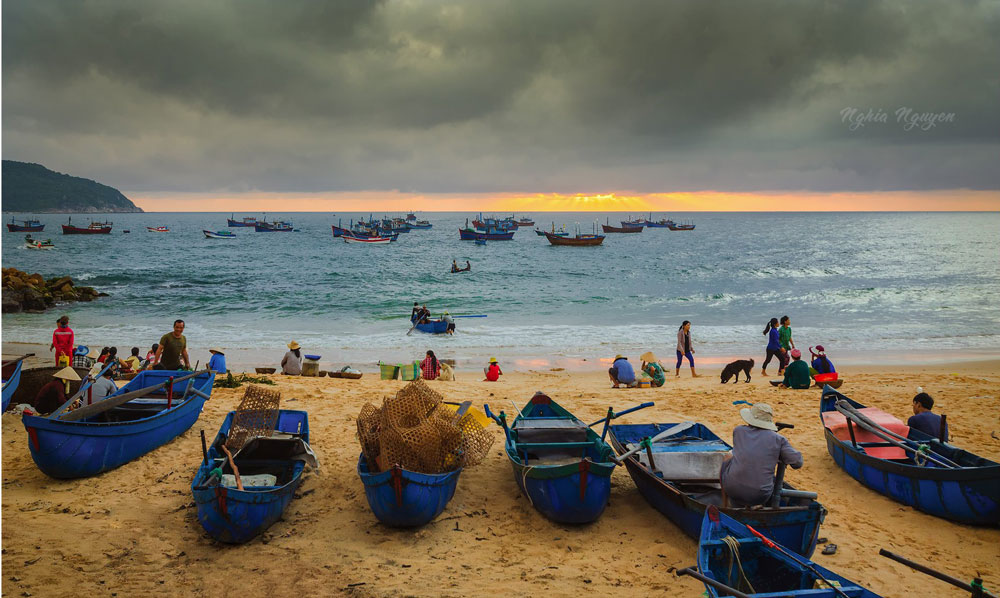 Chờ cá vào bờ. Ảnh: Nguyễn Nghĩa