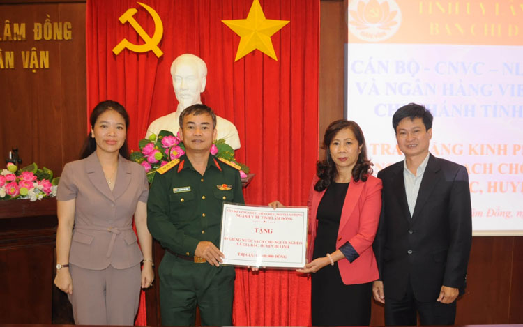 Trao kinh phí xây dựng giếng nước sạch cho người nghèo