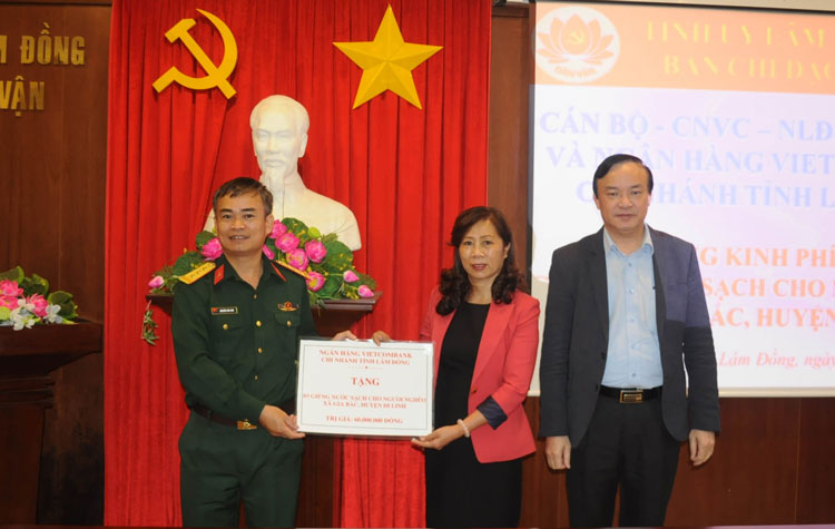 Trao kinh phí hỗ trợ xây dựng giếng nước sạch cho người dân