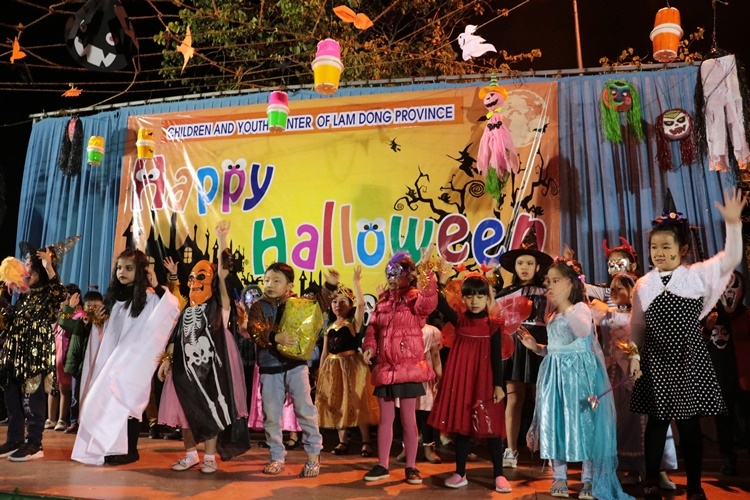 Hơn 800 thiếu nhi tham gia Lễ hội Halloween