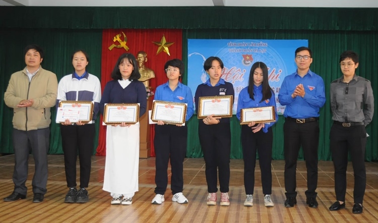 Trao giải cho các thí sinh tham gia hội thi