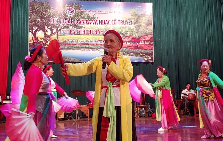 Nghệ nhân cao tuổi nhất tại liên hoan Nguyễn Thị Minh Thức với tiết mục Quê hương đổi mới xuất sắc đoạt giải A