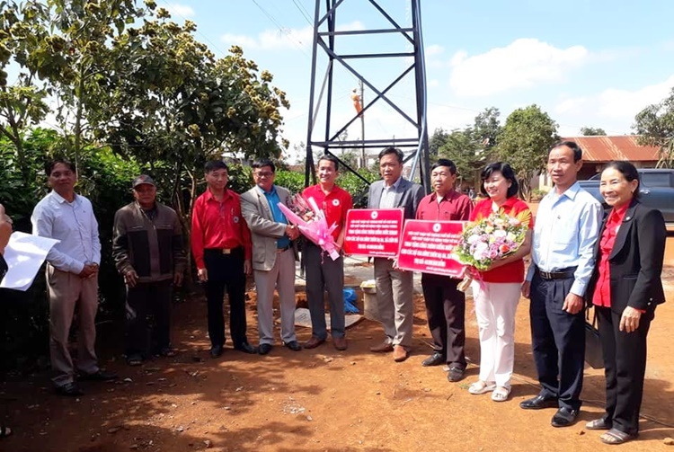 Hội CTĐ TP HCM và Lâm Đồng khám bệnh, tặng quà và bàn giao 4 giếng khoan cho đồng bào DTTS
