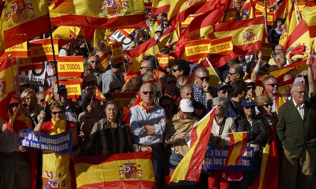 Hàng chục nghìn người tuần hành phản đối ly khai ở Catalonia