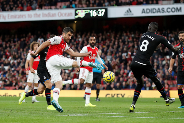 Dẫn trước 2-0, Arsenal vẫn không thắng được Crystal Palace