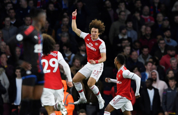 Niềm vui của David Luiz sau khi nâng tỉ số lên 2-0