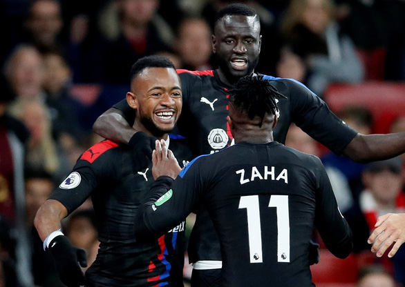 Niềm vui của các cầu thủ Crystal Palace sau khi gỡ hòa 2-2