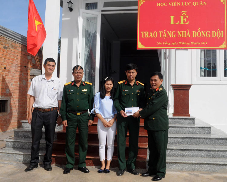 Học viện Lục quân trao tặng &quot;Nhà Đồng đội&quot; cho quân nhân