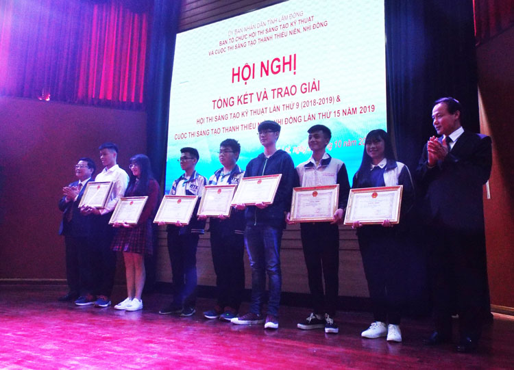 Trao giải nhất cuộc thi sáng tạo thanh thiếu niên, nhi đồng cho tác giả 4 giải pháp xuất sắc