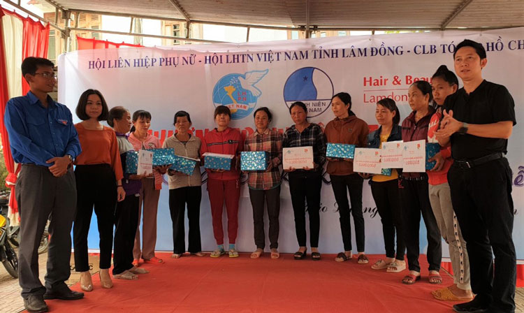 Trao 30 phần quà cho gia đình khó khăn và cát tóc miễn phí cho người nghèo xã Đại Lào