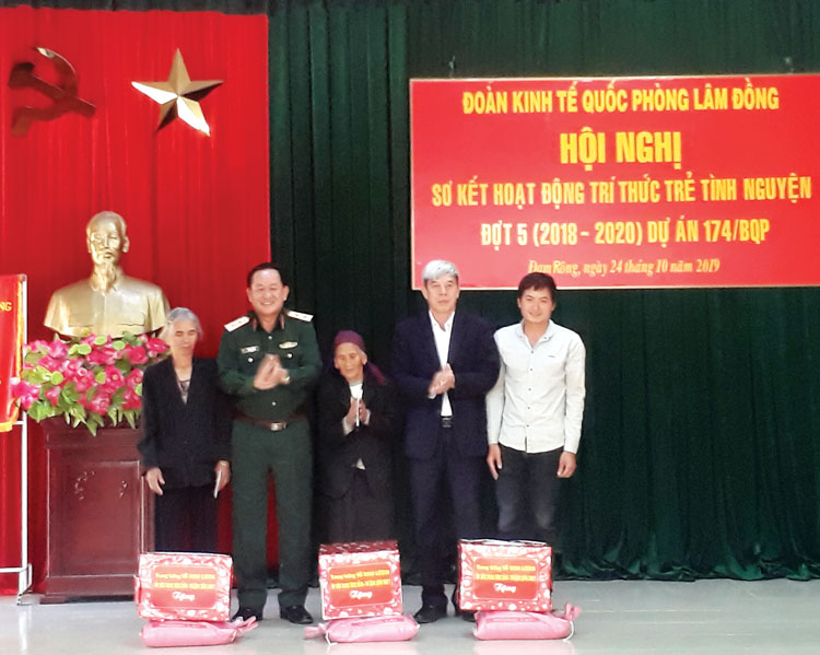 Trao quà cho các gia đình chính sách nhân sơ kết hoạt động trí thức trẻ tình nguyện đợt 5 vừa qua. Ảnh: V.Tâm