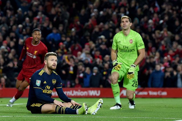 Mustafi đốt lưới Arsenal theo cách rất khó tin