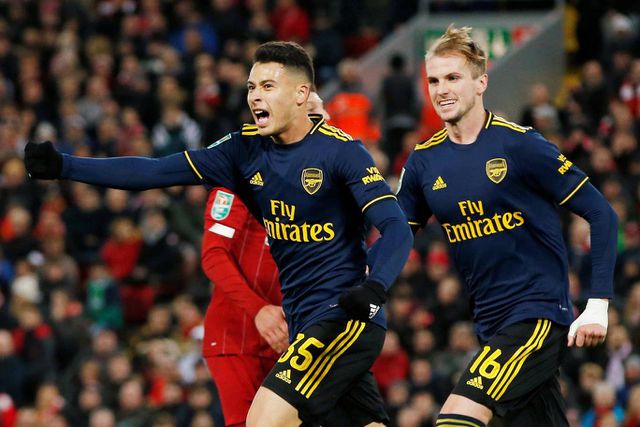 Martinelli (giữa) có cú đúp vào lưới Liverpool