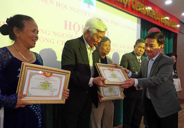Biểu dương 52 người cao tuổi tham gia xây dựng hệ thống chính trị tại thôn, tổ dân phố (2014 - 2019)