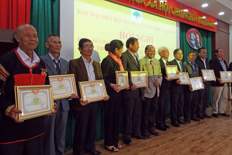 Tôn vinh 52 người cao tuổi tích cực tham gia xây dựng hệ thống chính trị thôn, tổ dân phố