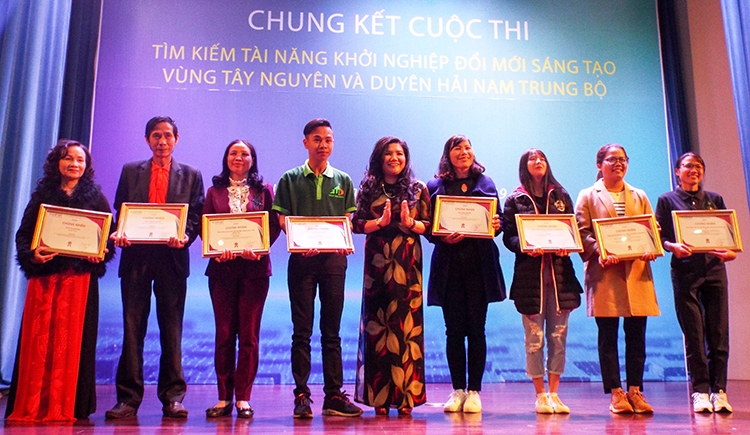 Trao giấy chứng nhận cho các tác giả có dự án tham dự ngày hội khởi nghiệp đổi mới sáng tạo
