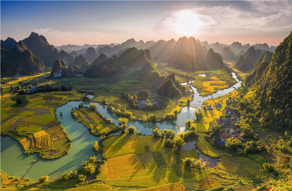 Về thăm miền biên viễn